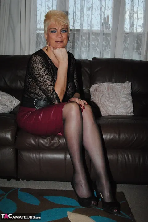 Mature Blonde in Stockings Spreads Her Legs on the Sofa – photo 2 of 20