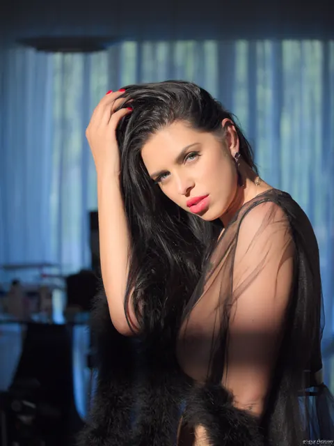 Kira Queen: Russian Brunette Bares Her Big Natural Tits – photo 4 of 15