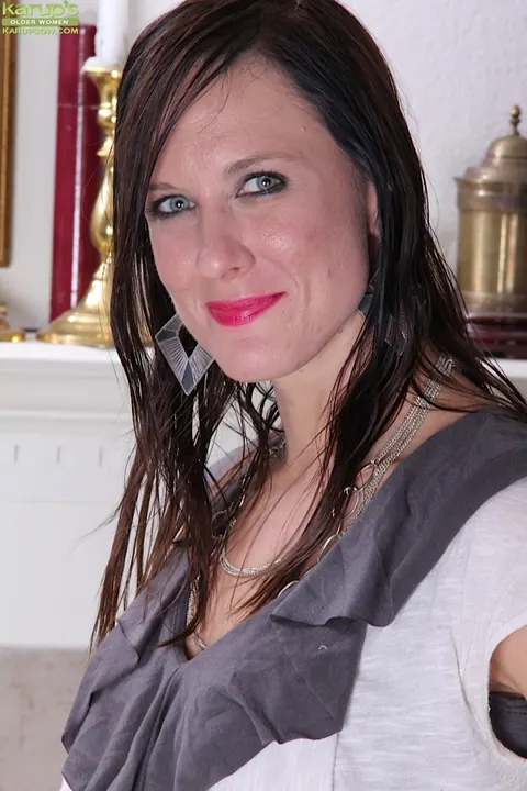 Mari Lee: Mature Brunette with Hairy Pussy Gets Fucked Outdoors in Heels – photo 1 of 16