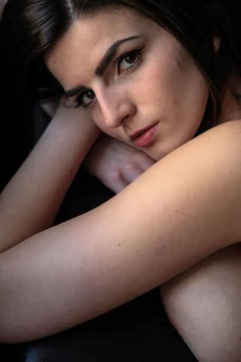 Cynthia Hill: Brunette with Big Natural Tits Fingers and Spreads Her Pussy – photo 20 of 20