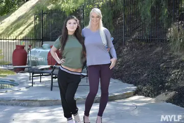Jojo Kiss – Tall Blonde MILF and Brunette Facesit Outdoors