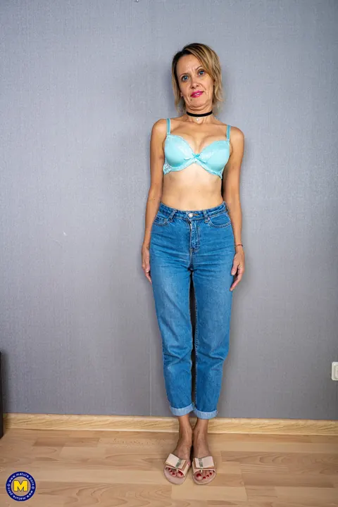 Gerda Ice: Tall Blonde MILF Strips and Poses at the Casting – photo 10 of 20