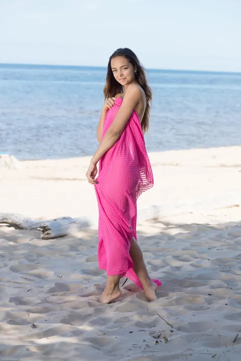 Woman Spreads Her Pussy Nude on the Beach – photo 1 of 21