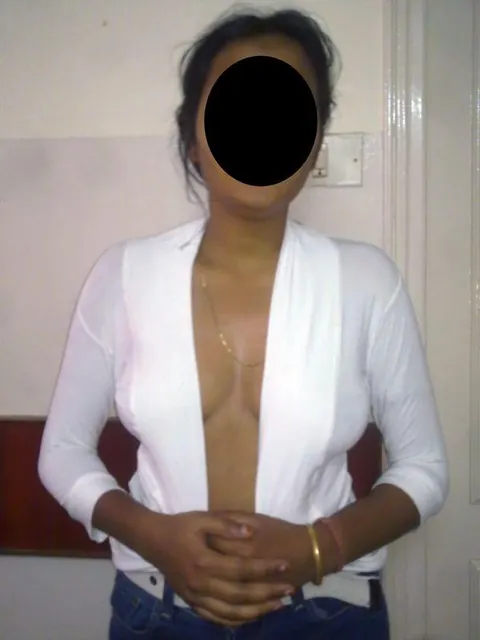 Curvy Indian MILF Poses in Blue Jeans Showing Her Figure – photo 8 of 10