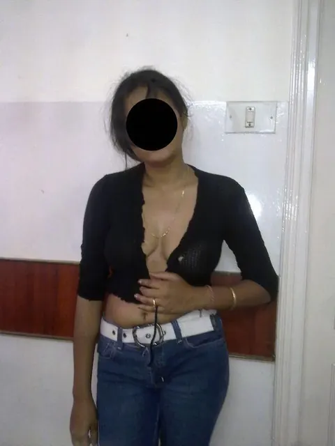 Curvy Indian MILF Poses in Blue Jeans Showing Her Figure – photo 6 of 10