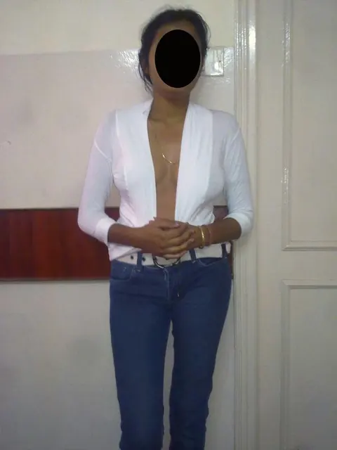 Curvy Indian MILF Poses in Blue Jeans Showing Her Figure – photo 10 of 10