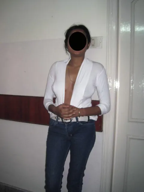 Curvy Indian MILF Poses in Blue Jeans Showing Her Figure – photo 9 of 10