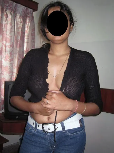 Curvy Indian MILF Poses in Blue Jeans Showing Her Figure – photo 5 of 10