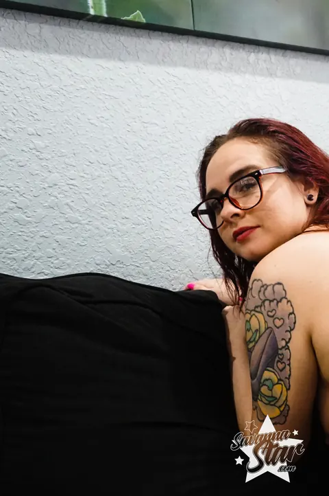 Savanna Star: Curvy Blonde MILF Poses in Glasses and Shows Her Tattoos – photo 13 of 15