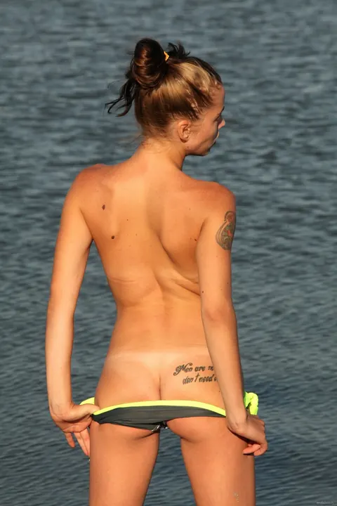 Woman Drops Her Clothes and Poses Naked for Gallery – photo 12 of 21
