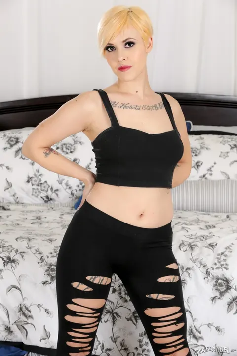 Chelsea Grinds: Short-Haired Blonde Peels Off Spandex and Spreads on the Bed – photo 4 of 17