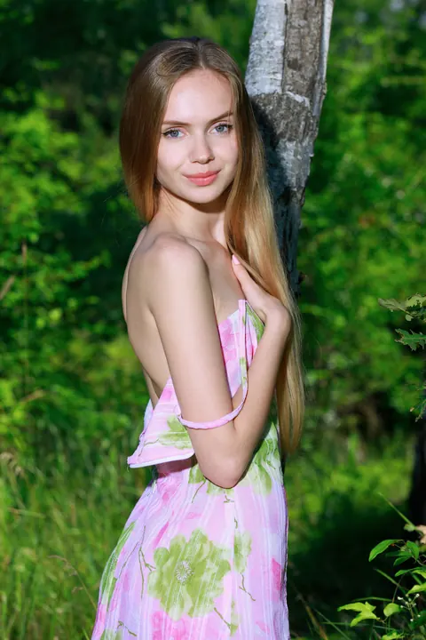 Honey Liz: Tall Russian Blonde Lifts Her Dress and Spreads Outdoors – photo 4 of 20