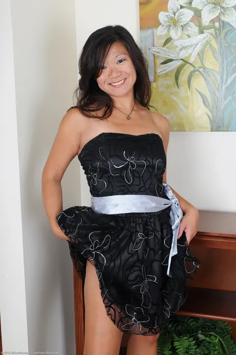 Petite Asian MILF in Heels Shows Off Her Round Ass – photo 4 of 20