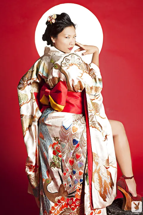 Hiromi Oshima: Asian Brunette Slips Off Her Kimono Robe to Reveal Her Big Tits – photo 2 of 16
