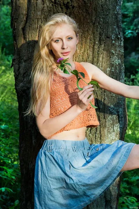 Daisy Gold: Tall Blonde Spreads Her Hairy Pussy in the Forest – photo 9 of 21