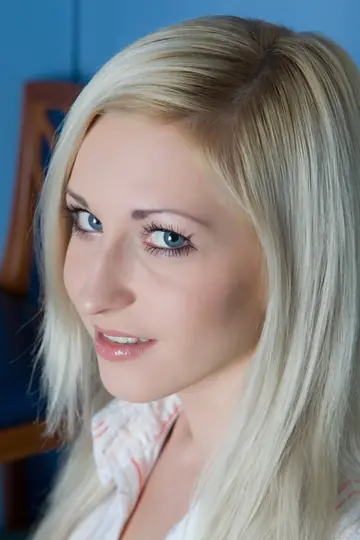 Janelle B – Athletic Blonde MILF Undresses and Spreads Her Hairy Pussy