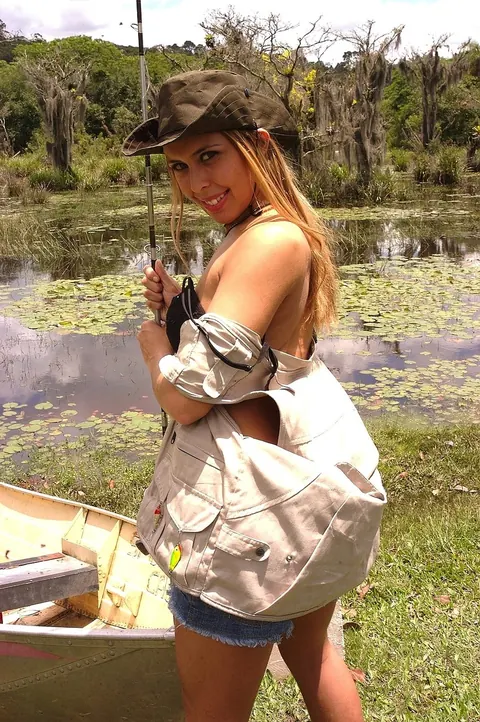 Thick Latina Blonde Strips Out of Her Shorts on a Boat – photo 4 of 20