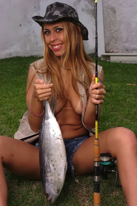 Thick Latina Blonde Strips Out of Her Shorts on a Boat – photo 7 of 20