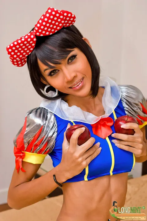 Slim Thai Trans Woman Lifts Her Skirt and Shows Her Big Ass – photo 2 of 21