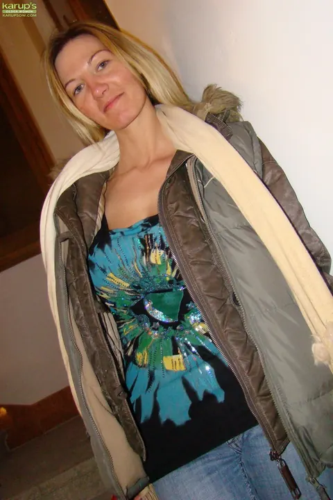 Vanessa Lovely: Mature Blonde MILF Strips Outdoors and Spreads Her Legs – photo 9 of 16