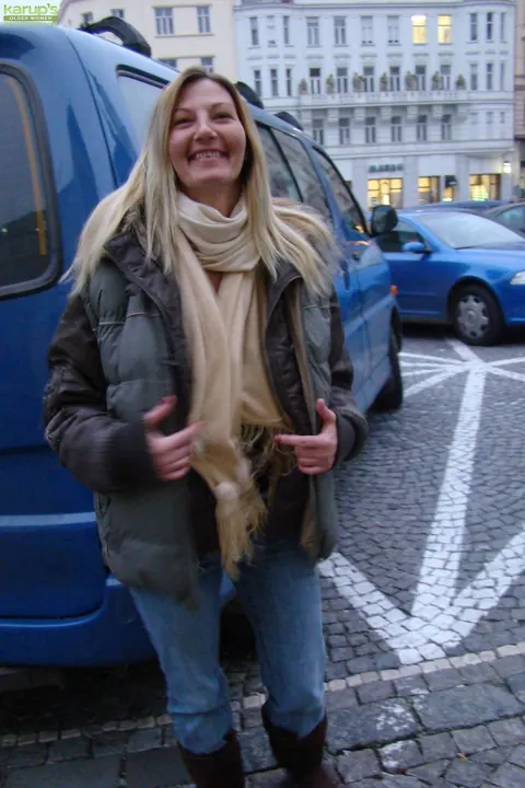 Vanessa Lovely: Mature Blonde MILF Strips Outdoors and Spreads Her Legs – photo 1 of 16