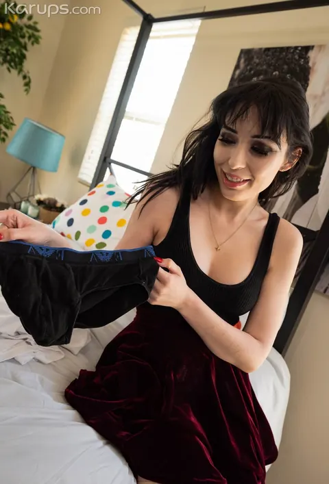 April Storm: Black-Haired Woman Gets Pussy Licked and Kisses Her Partner – photo 4 of 21
