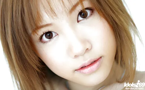 Reika Shiina: Japanese Redhead Slips Out of Her Shorts – photo 10 of 15