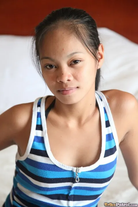 Thai Woman Strips Nude and Spreads Her Pussy for Her Debut – photo 3 of 19