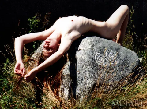 Brunette Strips Off Her Top and Poses Nude on the Beach – photo 12 of 15