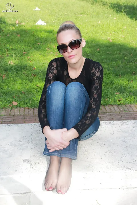 Short-Haired Babe Shows Her Feet in Jeans Outdoors – photo 15 of 16