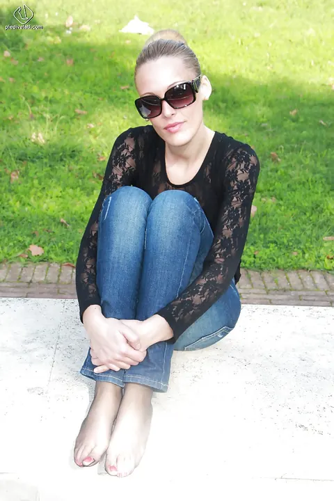 Short-Haired Babe Shows Her Feet in Jeans Outdoors – photo 14 of 16
