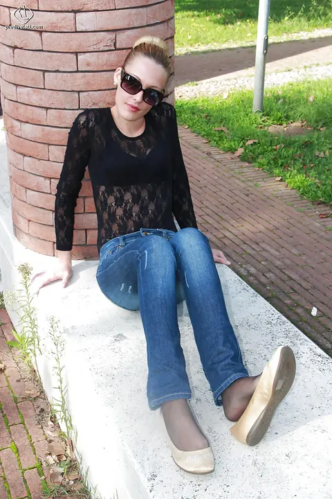 Short-Haired Babe Shows Her Feet in Jeans Outdoors – photo 5 of 16