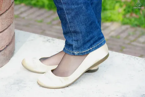 Short-Haired Babe Shows Her Feet in Jeans Outdoors – photo 1 of 16