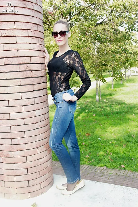 Short-Haired Babe Shows Her Feet in Jeans Outdoors – photo 2 of 16
