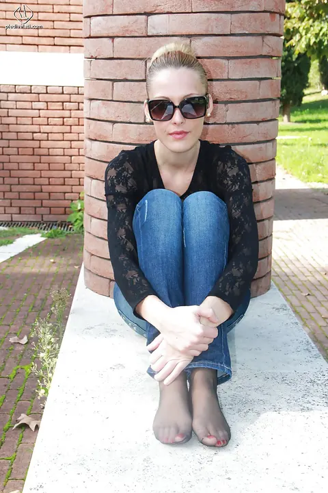 Short-Haired Babe Shows Her Feet in Jeans Outdoors – photo 13 of 16