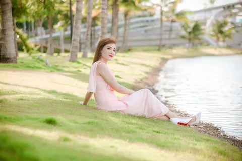 Thick Asian Redhead Poses in a Dress and Heels on the Beach – photo 11 of 21