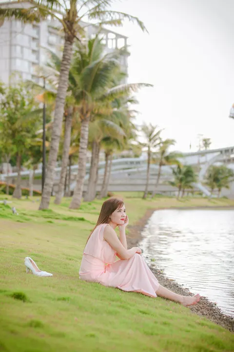 Thick Asian Redhead Poses in a Dress and Heels on the Beach – photo 9 of 21