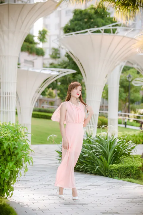 Thick Asian Redhead Poses in a Dress and Heels on the Beach – photo 14 of 21