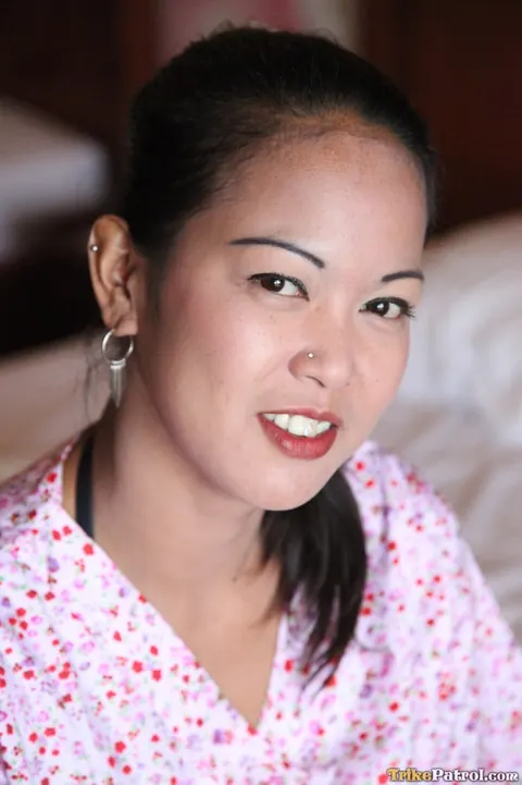 Asian Masseuse Gives a Blowjob and Spreads Her Legs – photo 2 of 18