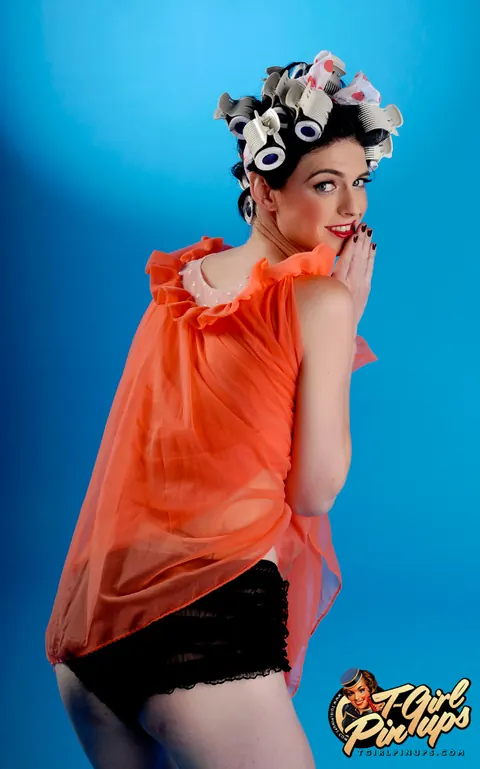 Trans Woman Undresses and Poses Nude in Pinup Style – photo 5 of 12