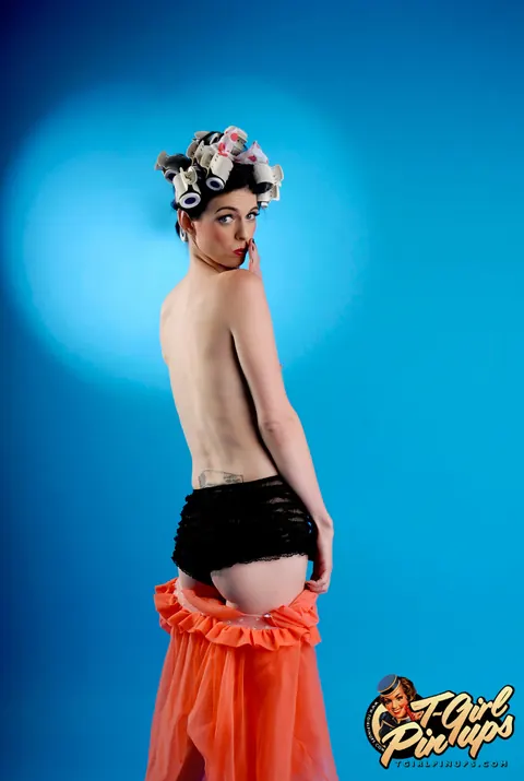 Trans Woman Undresses and Poses Nude in Pinup Style – photo 7 of 12