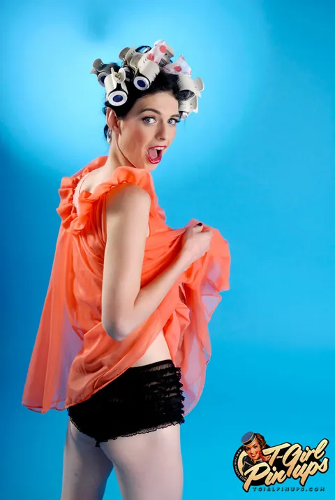 Trans Woman Undresses and Poses Nude in Pinup Style – photo 4 of 12