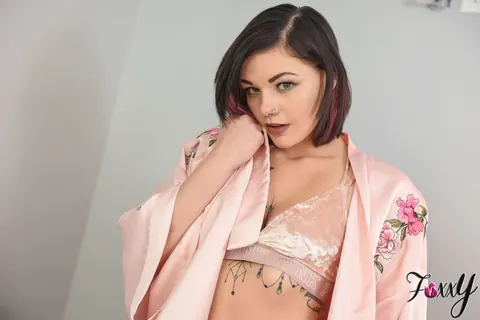 Foxxy Suicide: Thick Babe in Lingerie Fingers and Fucks a Dildo – photo 4 of 15