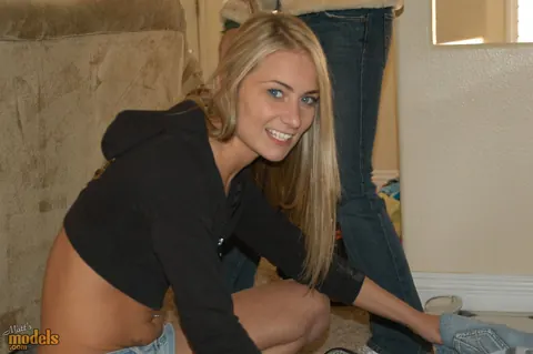 Tyler Stevenz: Skinny Blonde MILF Exposes Her Tits Outdoors in Shorts – photo 14 of 16