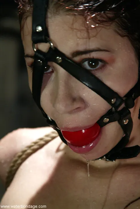 Justine Joli: Petite Redhead MILF in Latex Bondage Kisses Her Partner – photo 12 of 21
