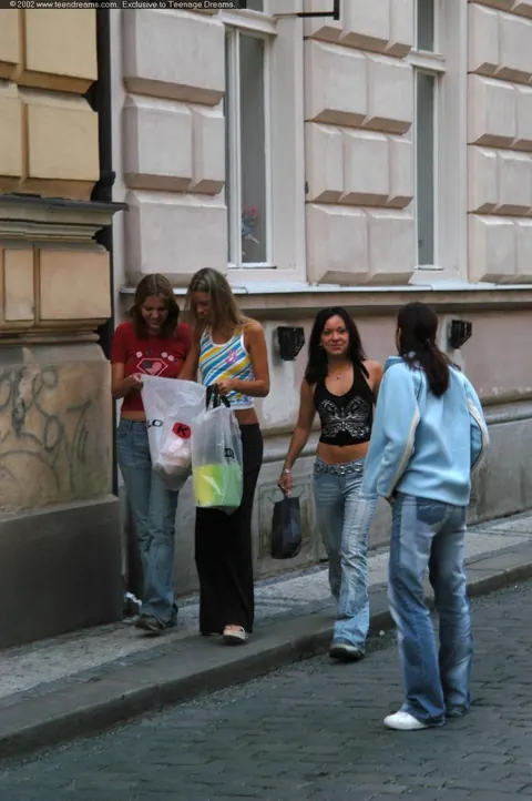 Klara Weselowska: Thick Brunette Lesbians Lick Pussy and Share a Dildo in a Group – photo 1 of 21