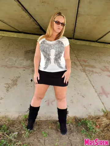 Dee Siren – Petite Blonde MILF Bends Over for Interracial Anal Under a Bridge