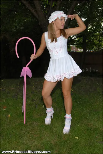 Blueyed Cass – Thick Brunette MILF in Costume and Heels Spreads Her Ass Outdoors