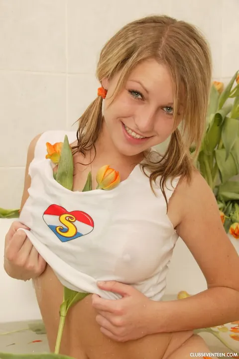 Rosie C: European PAWG Fingers Her Pussy in the Bathroom – photo 4 of 21