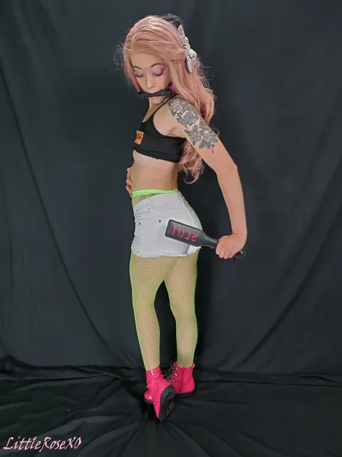 Blonde Poses in Fishnet Tights, Shorts and High Heels – photo 15 of 20